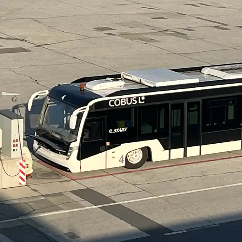 19 / 28: Flughafen Salzburg, Airport Wolfgang Amadeus Mozart 19 / 28: Flughafen Salzburg, Airport Wolfgang Amadeus Mozart