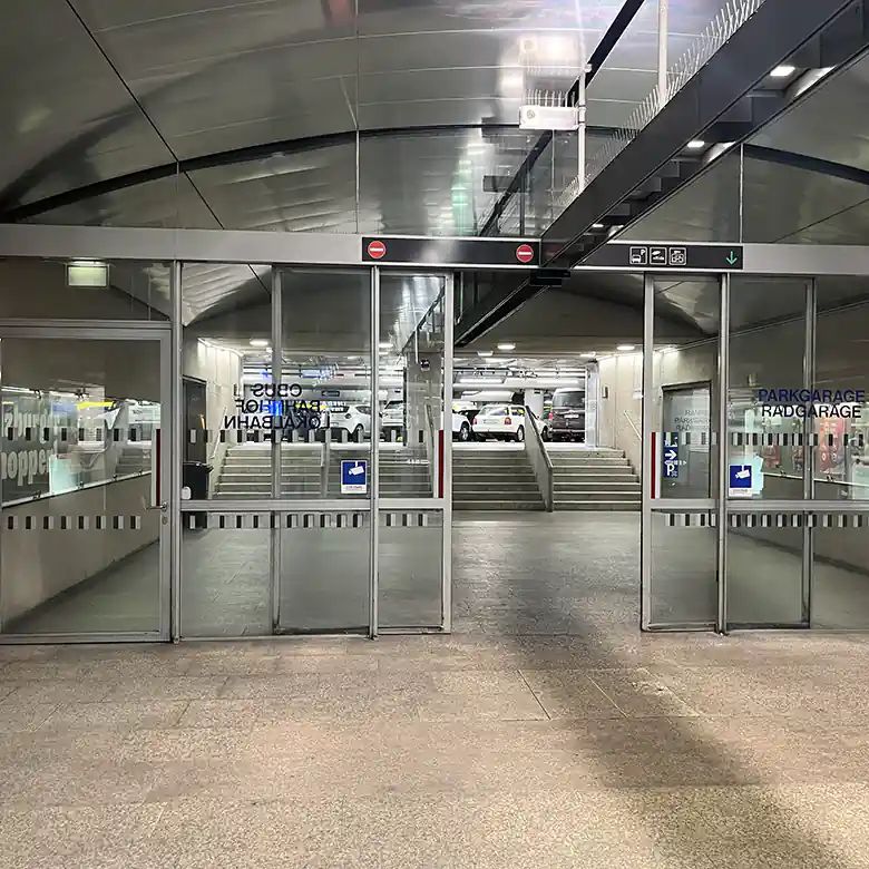 23 / 28: Flughafen Salzburg, Airport Wolfgang Amadeus Mozart 23 / 28: Flughafen Salzburg, Airport Wolfgang Amadeus Mozart