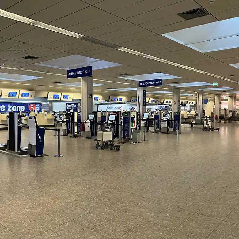 26 / 28: Flughafen Salzburg, Airport Wolfgang Amadeus Mozart 26 / 28: Flughafen Salzburg, Airport Wolfgang Amadeus Mozart