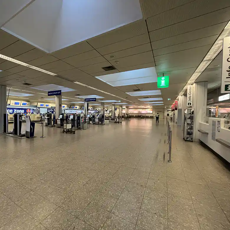 27 / 28: Flughafen Salzburg, Airport Wolfgang Amadeus Mozart 27 / 28: Flughafen Salzburg, Airport Wolfgang Amadeus Mozart