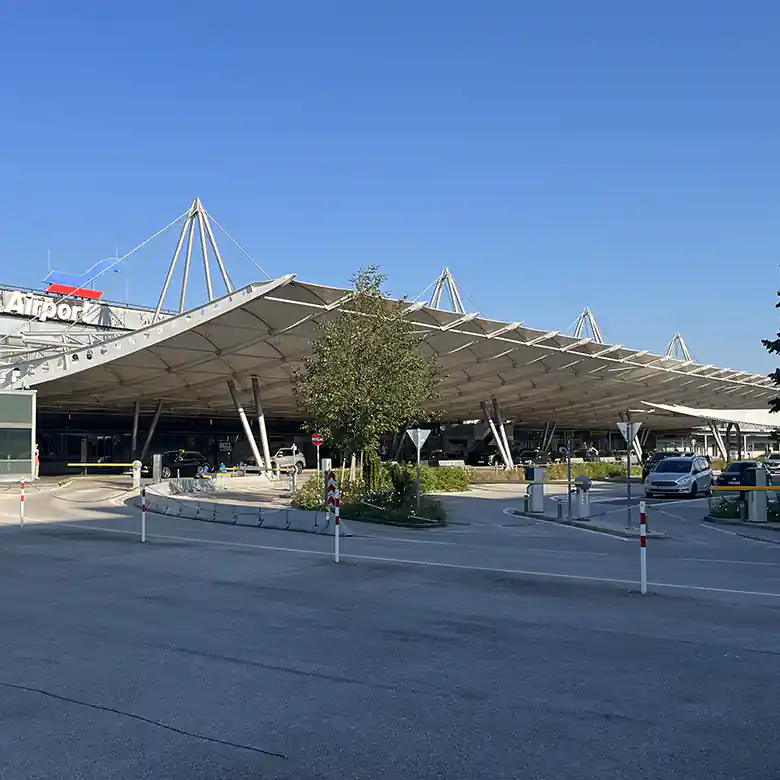 5 / 28: Flughafen Salzburg, Airport Wolfgang Amadeus Mozart 5 / 28: Flughafen Salzburg, Airport Wolfgang Amadeus Mozart