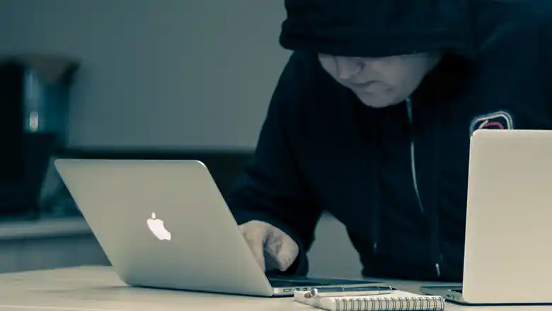 &copy; Azamat E / Unsplash